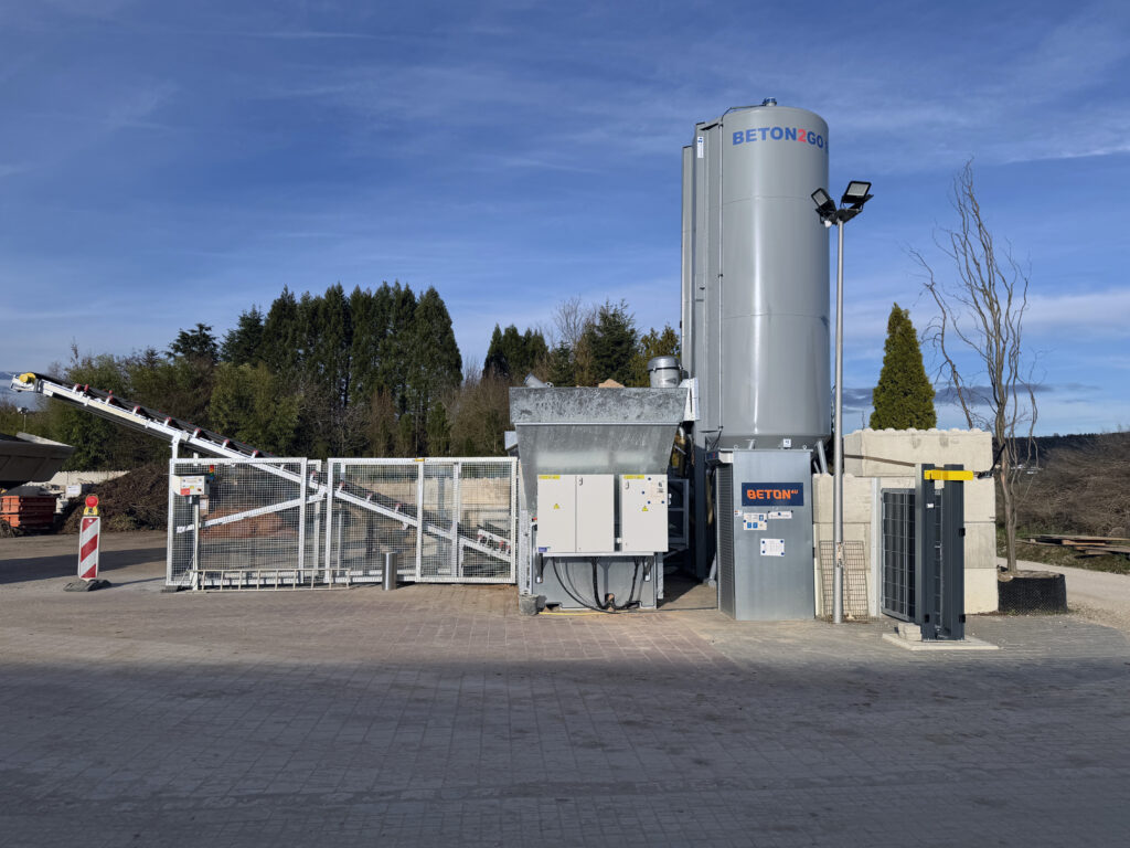 Ansicht der Beton-Fertigungsanlage in einer Totalen.